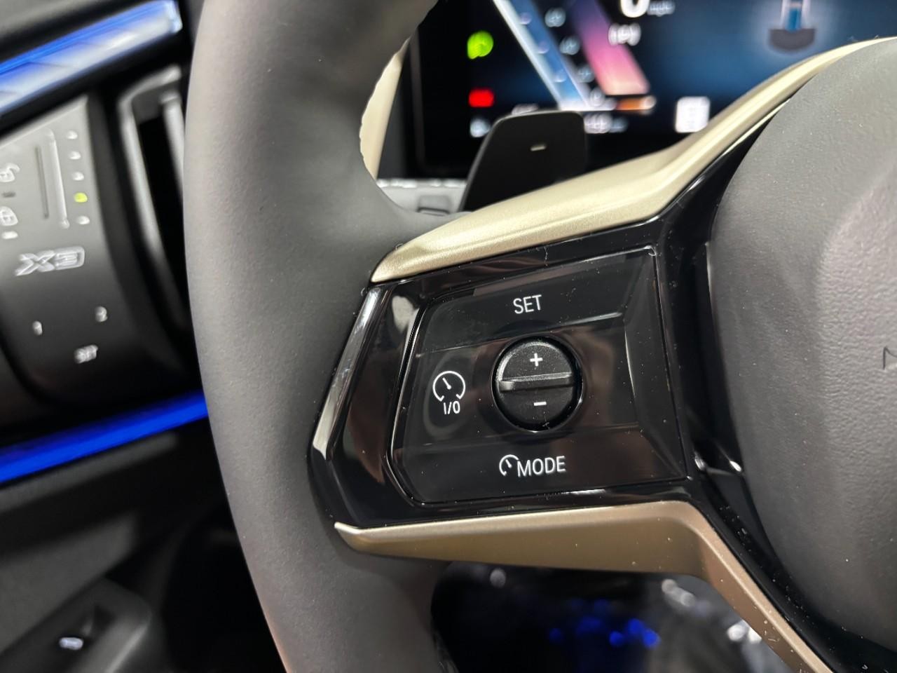 BMW X3 Vehicle Full-screen Gallery Image 21