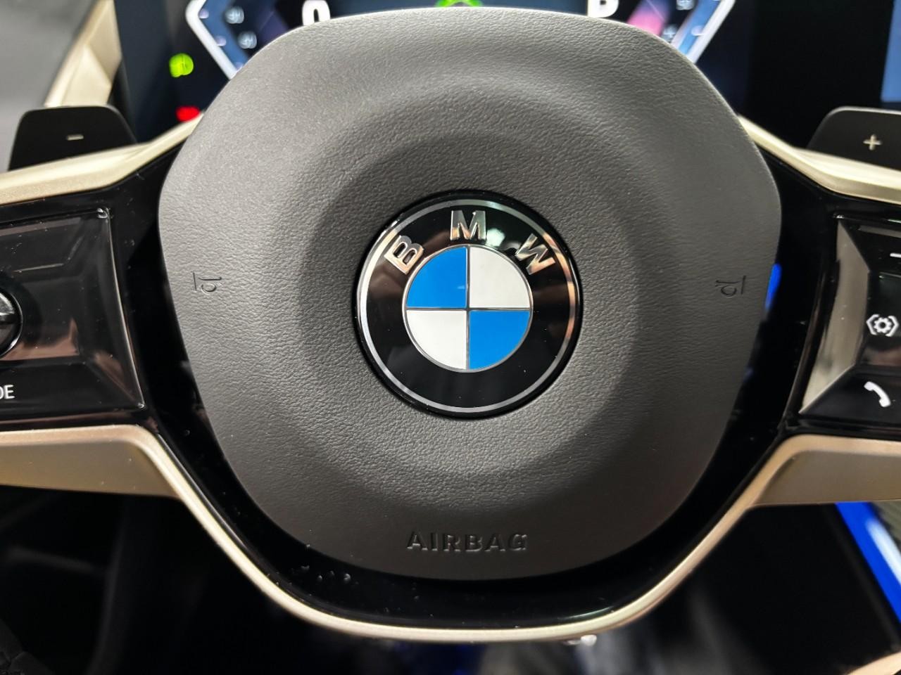 BMW X3 Vehicle Full-screen Gallery Image 22