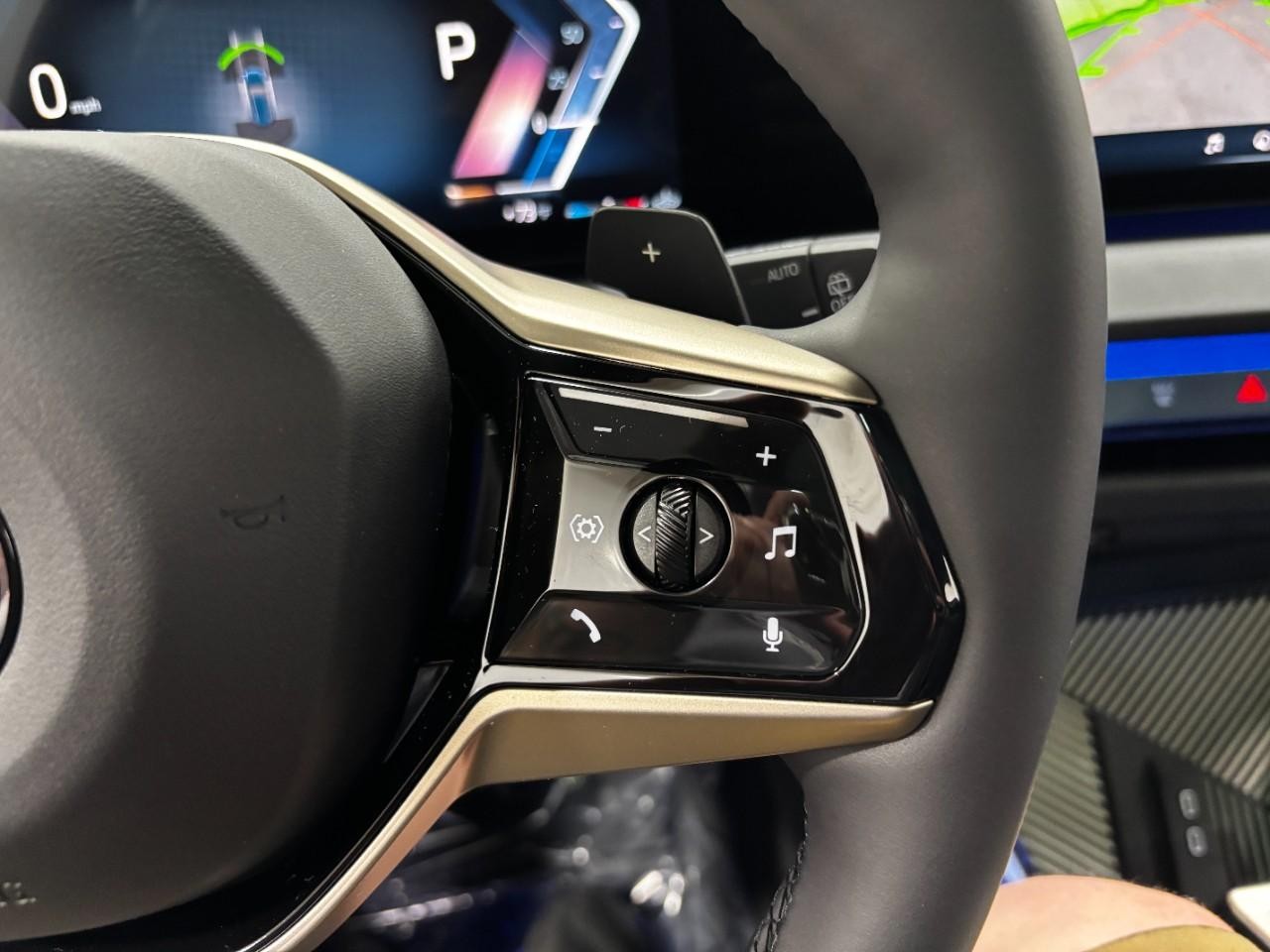 BMW X3 Vehicle Full-screen Gallery Image 23