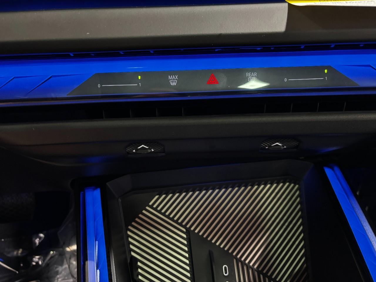 BMW X3 Vehicle Full-screen Gallery Image 27