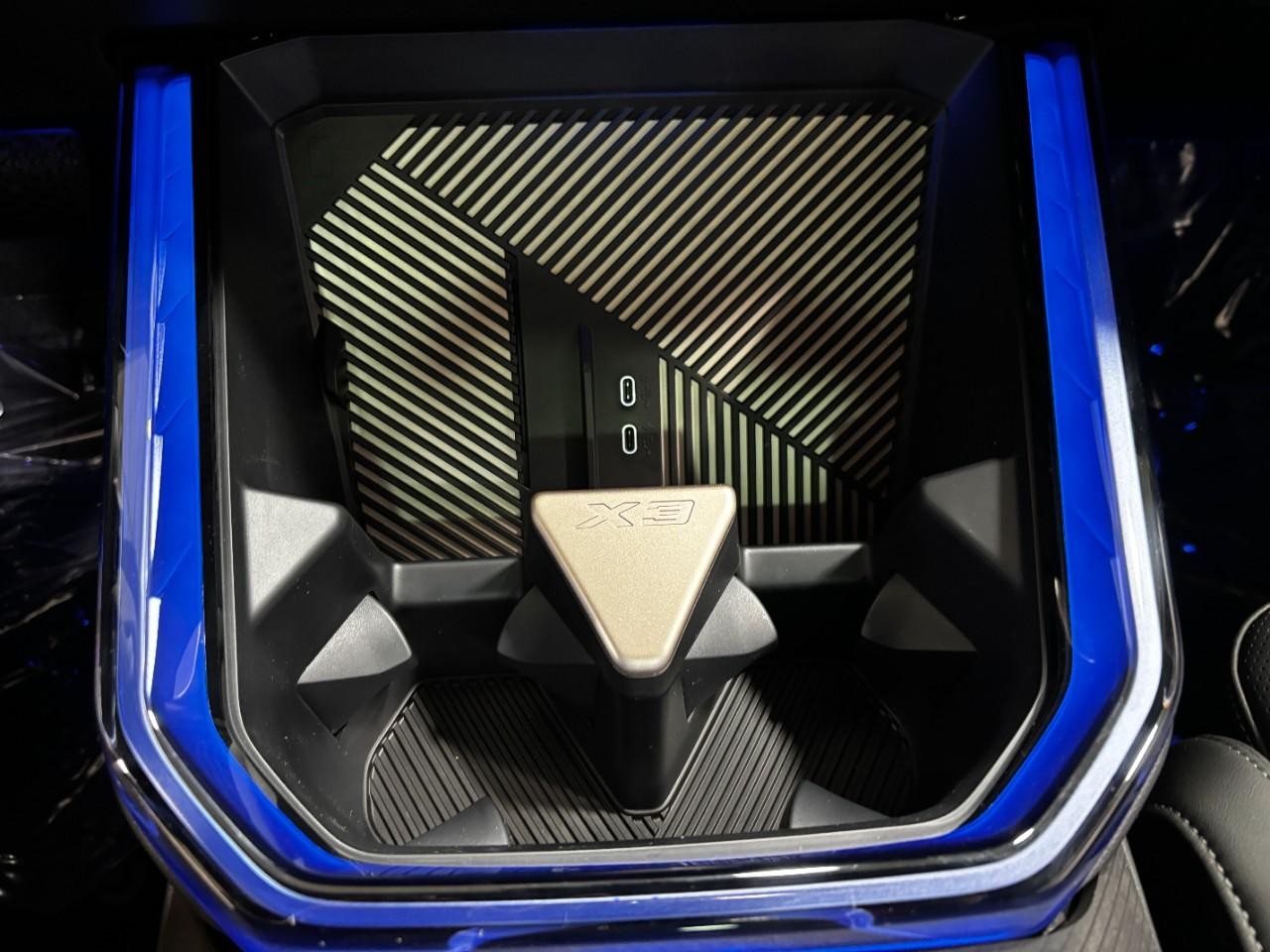 BMW X3 Vehicle Full-screen Gallery Image 28