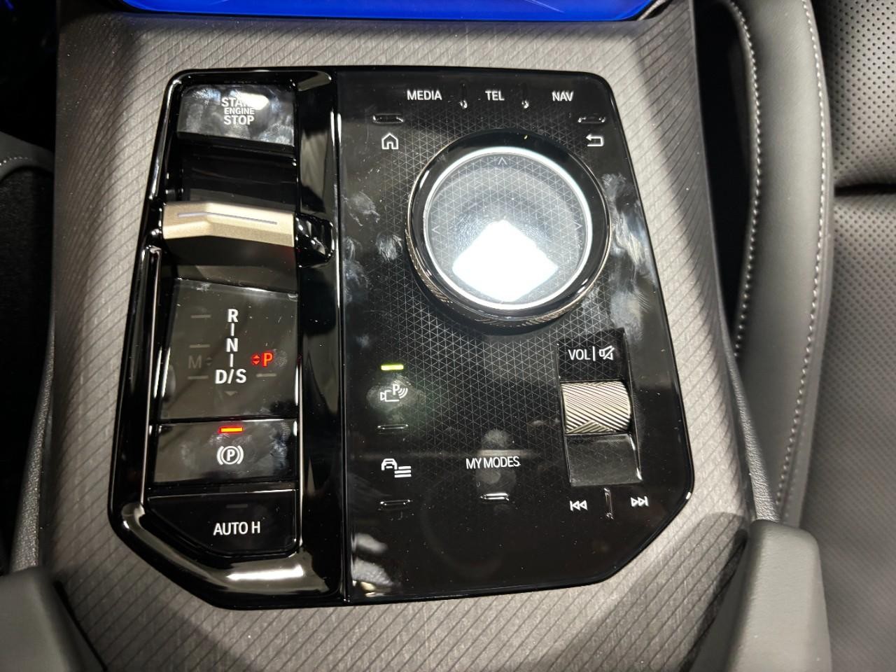 BMW X3 Vehicle Full-screen Gallery Image 29