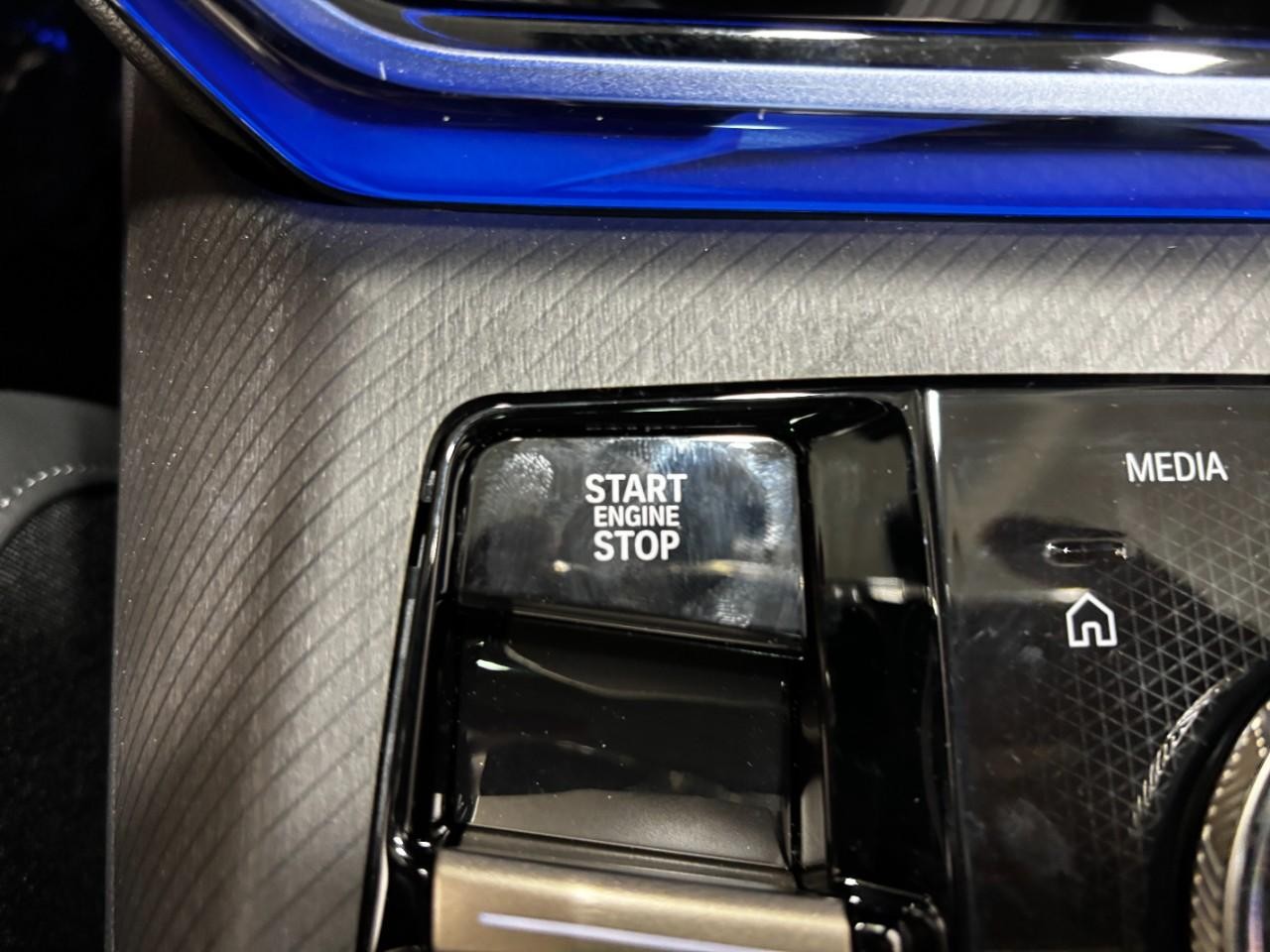 BMW X3 Vehicle Full-screen Gallery Image 30