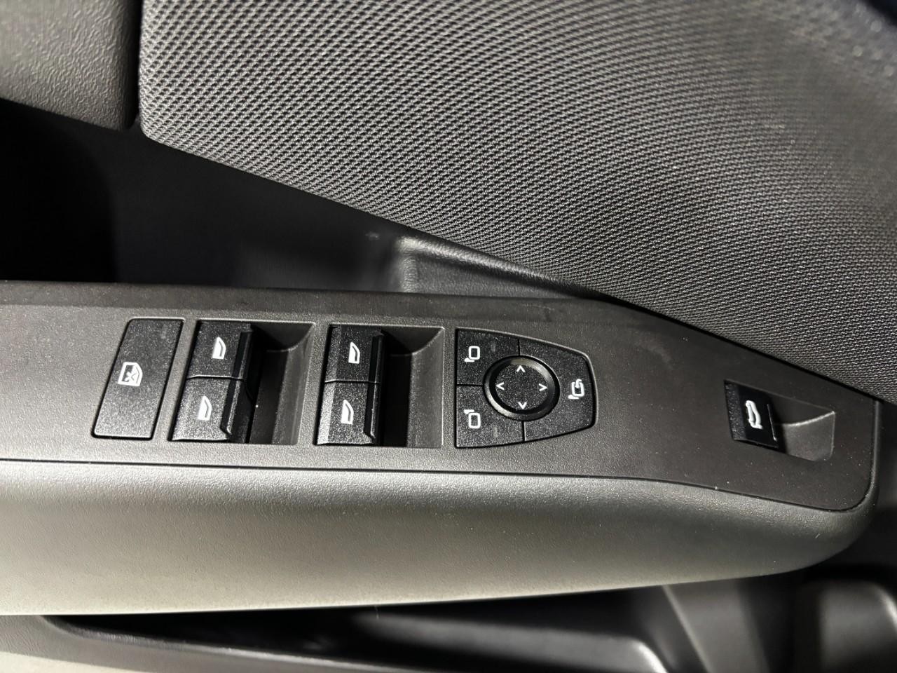 BMW X3 Vehicle Full-screen Gallery Image 33