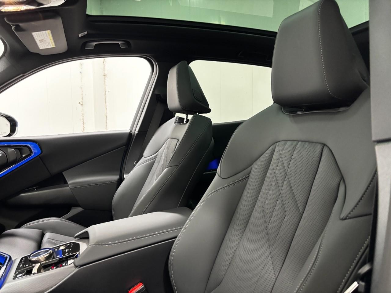 BMW X3 Vehicle Full-screen Gallery Image 35