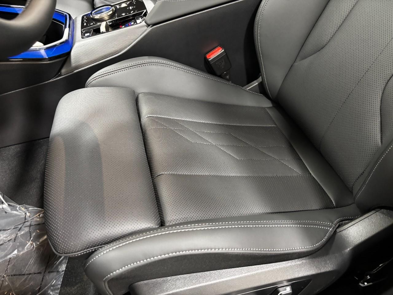 BMW X3 Vehicle Full-screen Gallery Image 36