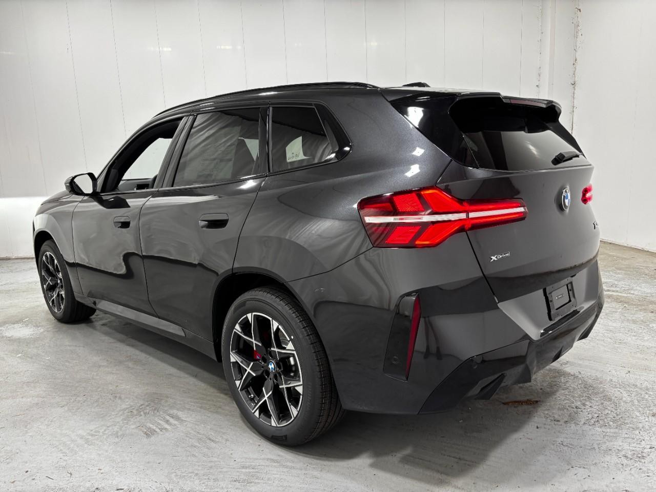 BMW X3 Vehicle Full-screen Gallery Image 3