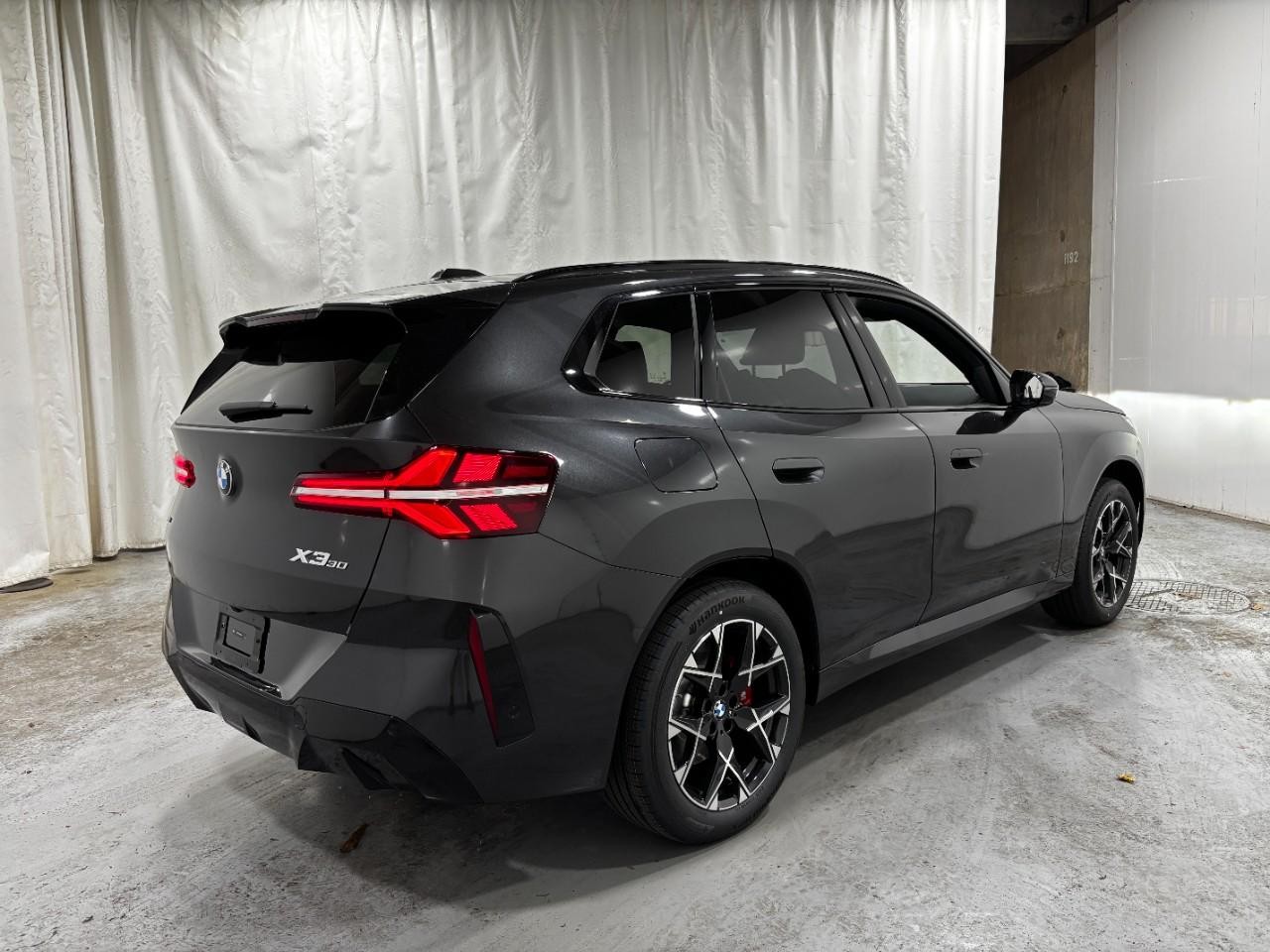 BMW X3 Vehicle Full-screen Gallery Image 4