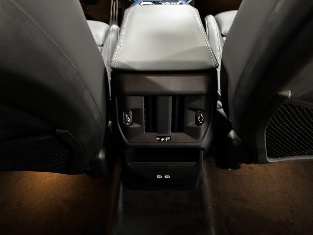 BMW X3 Vehicle Full-screen Gallery Image 18