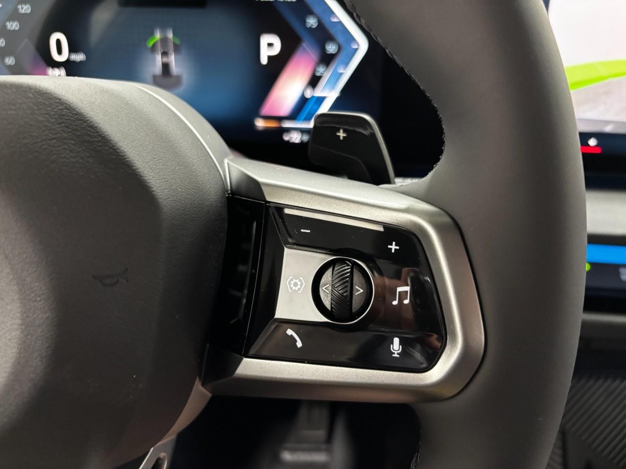 BMW X3 Vehicle Full-screen Gallery Image 23