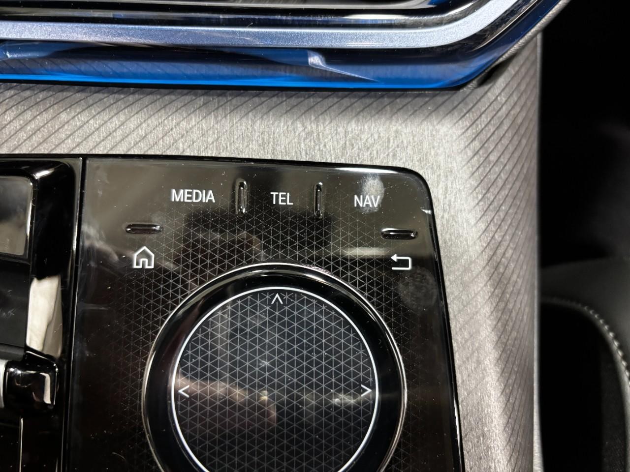 BMW X3 Vehicle Full-screen Gallery Image 30