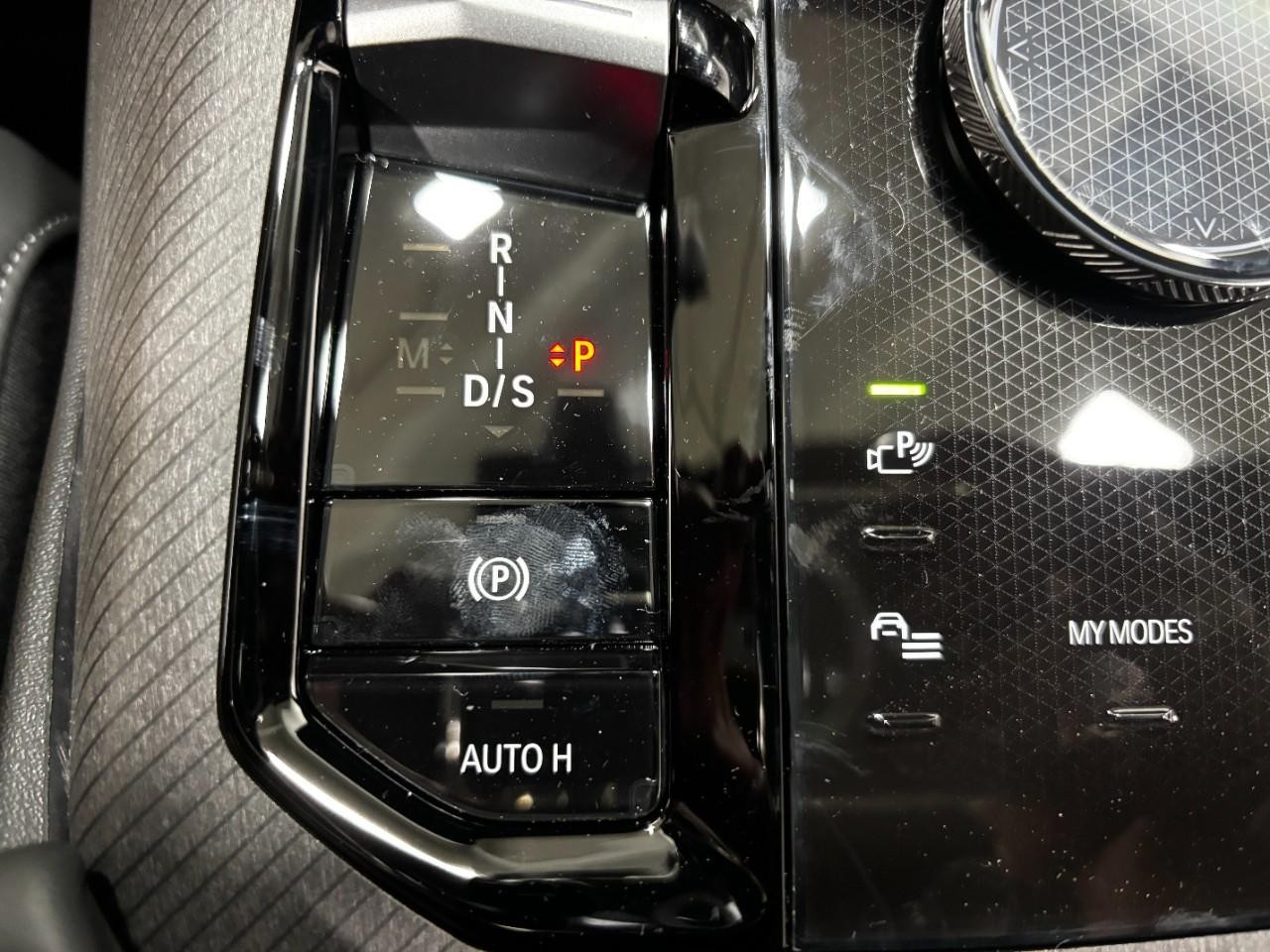 BMW X3 Vehicle Full-screen Gallery Image 32