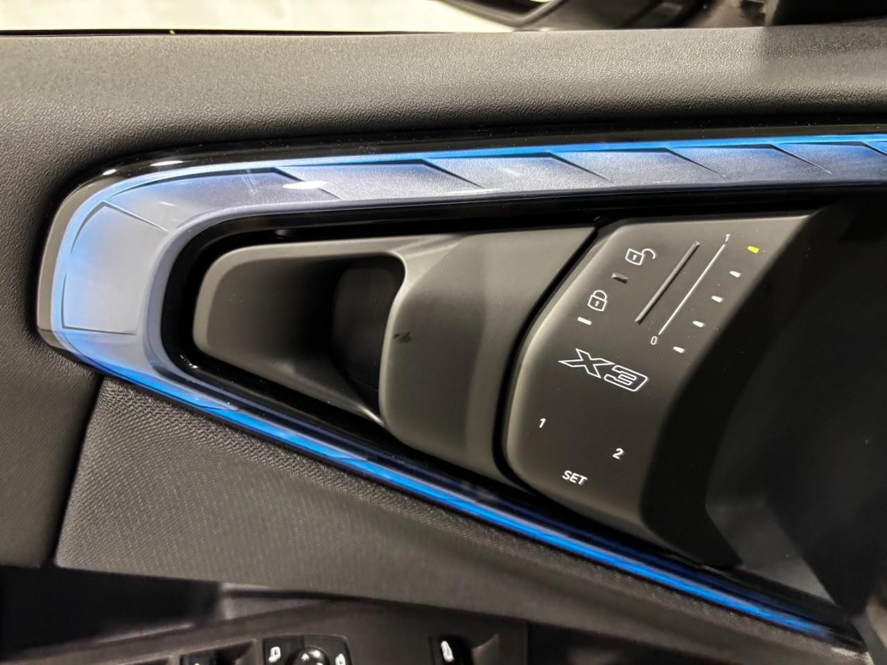 BMW X3 Vehicle Full-screen Gallery Image 35