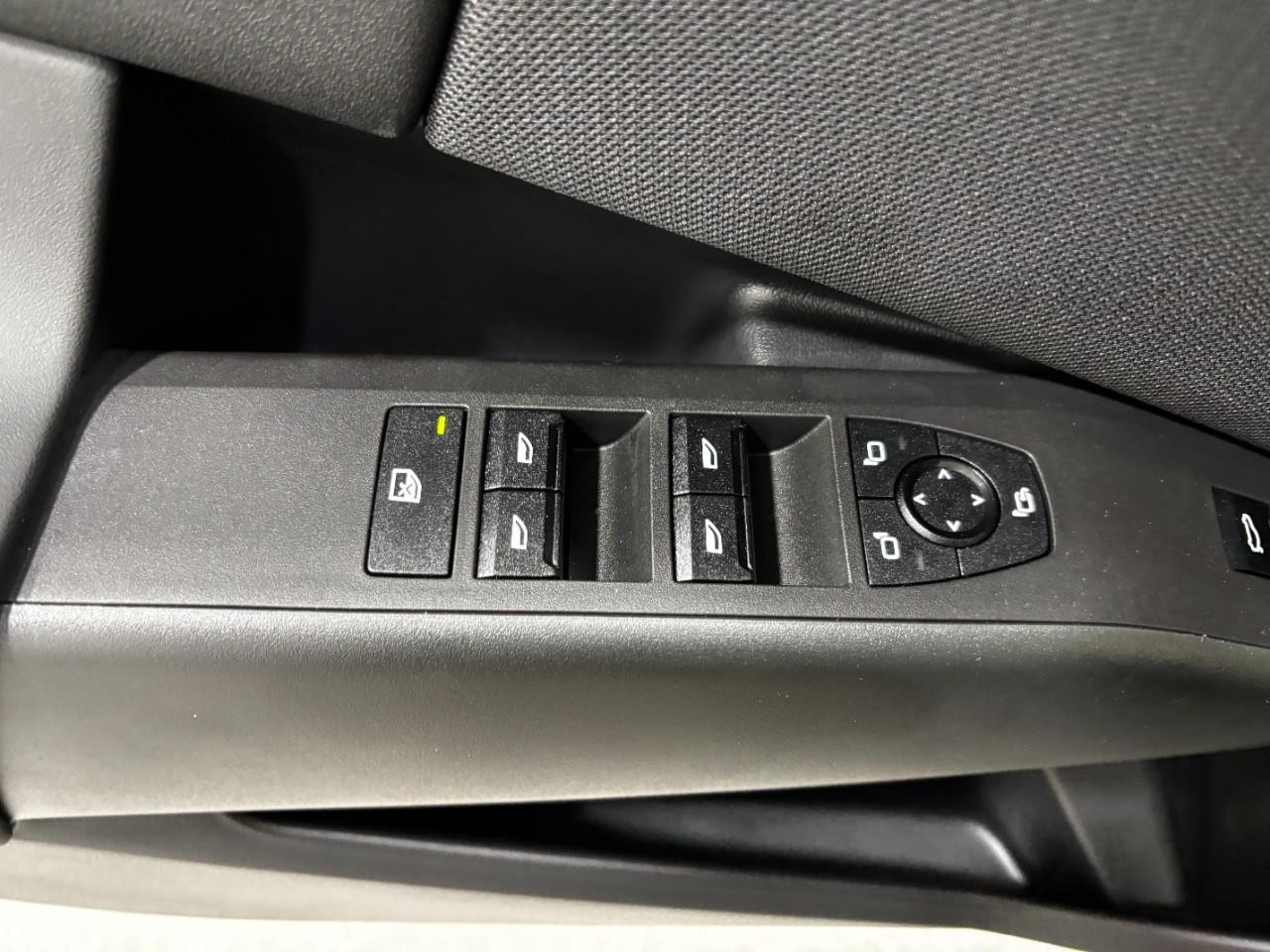 BMW X3 Vehicle Full-screen Gallery Image 36