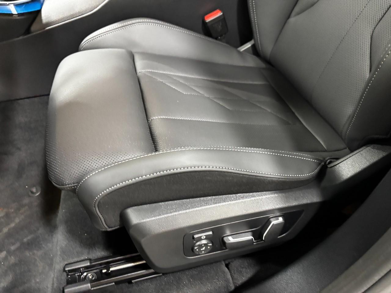 BMW X3 Vehicle Full-screen Gallery Image 37