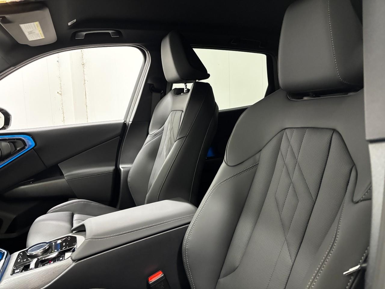 BMW X3 Vehicle Full-screen Gallery Image 38