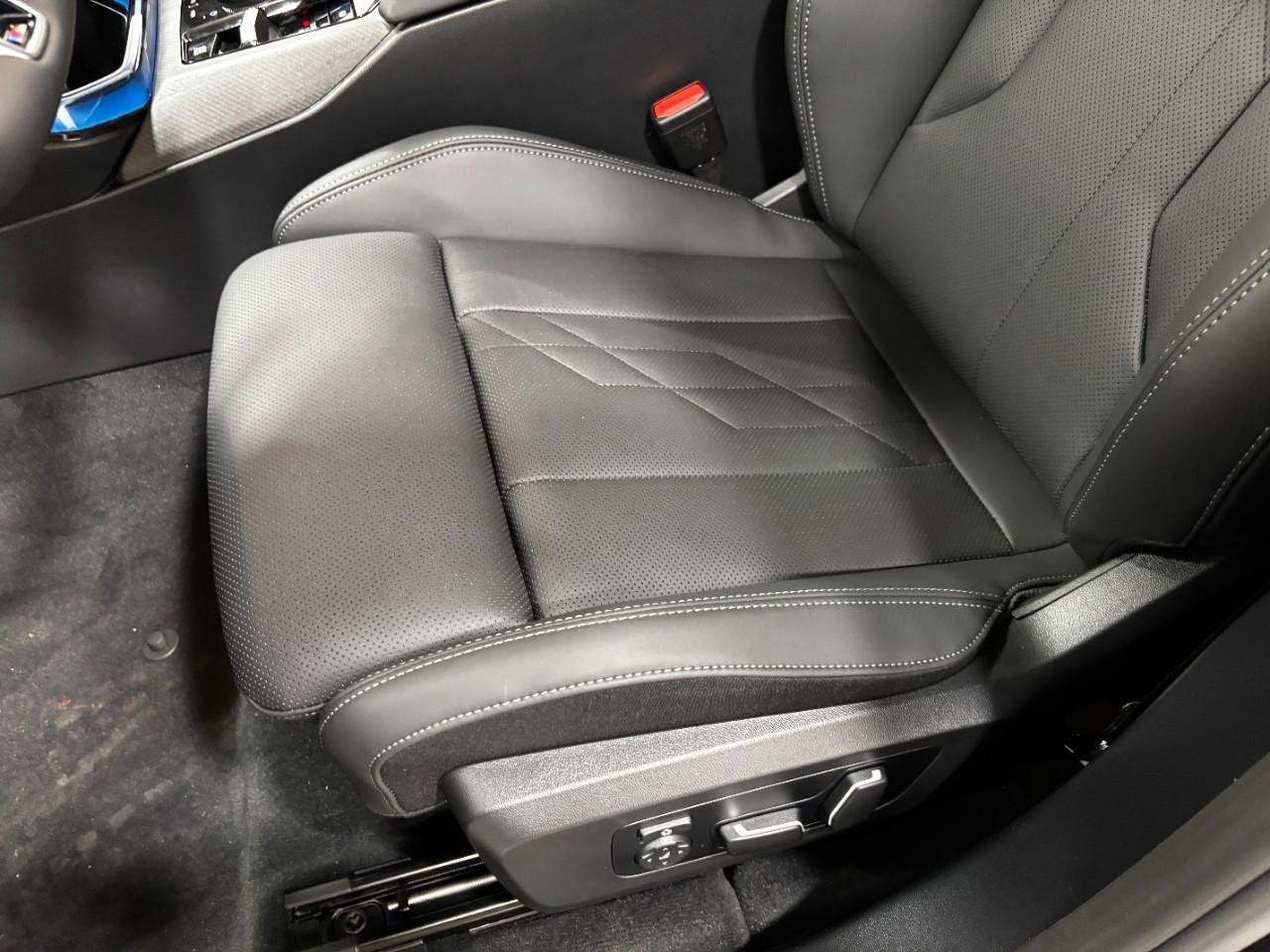 BMW X3 Vehicle Full-screen Gallery Image 39