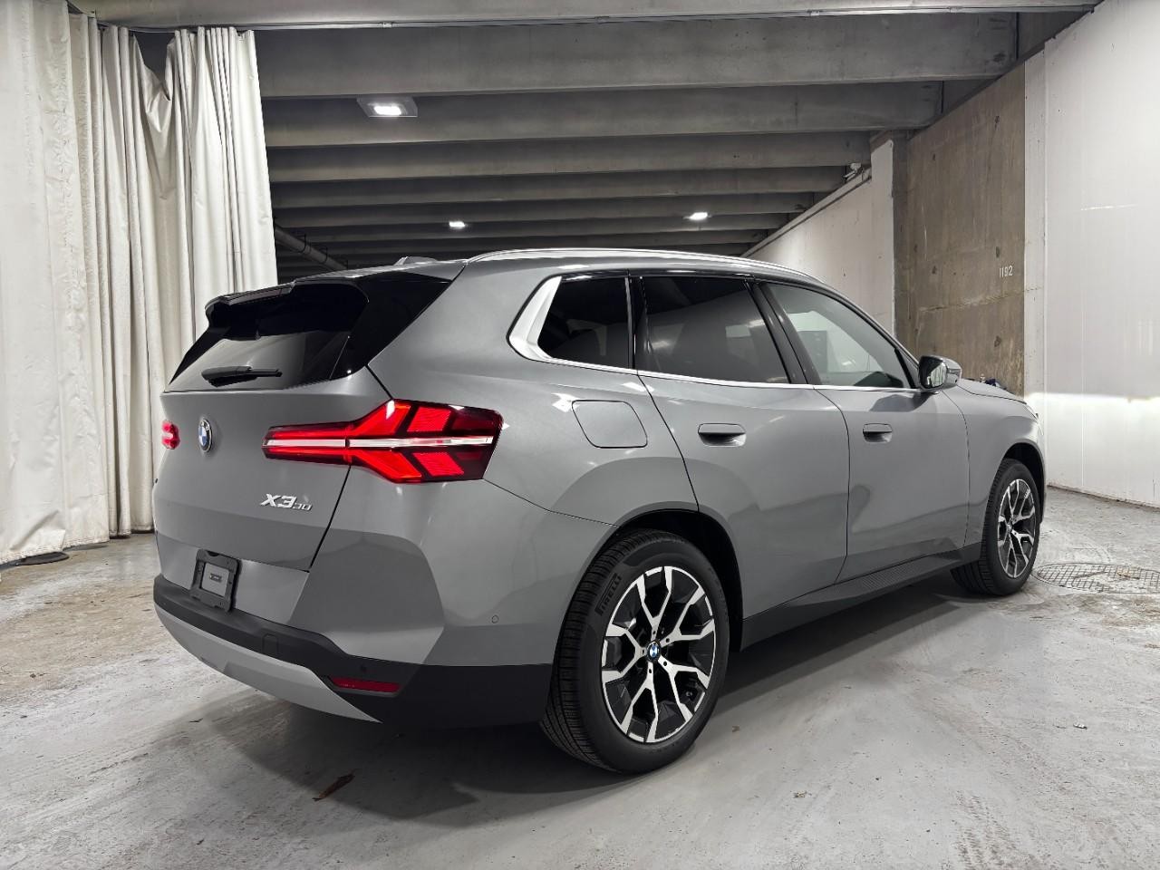 BMW X3 Vehicle Full-screen Gallery Image 4