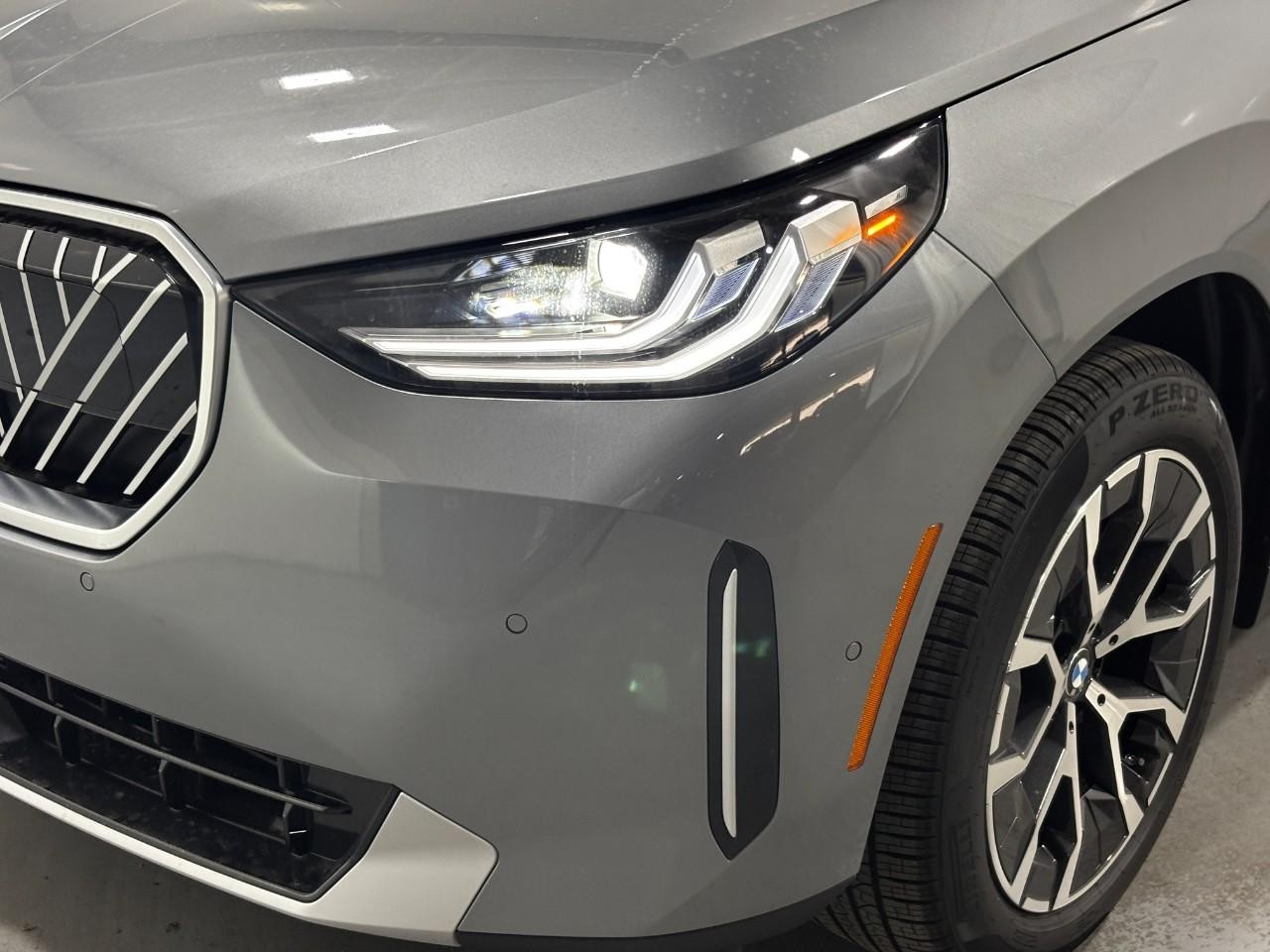 BMW X3 Vehicle Full-screen Gallery Image 9