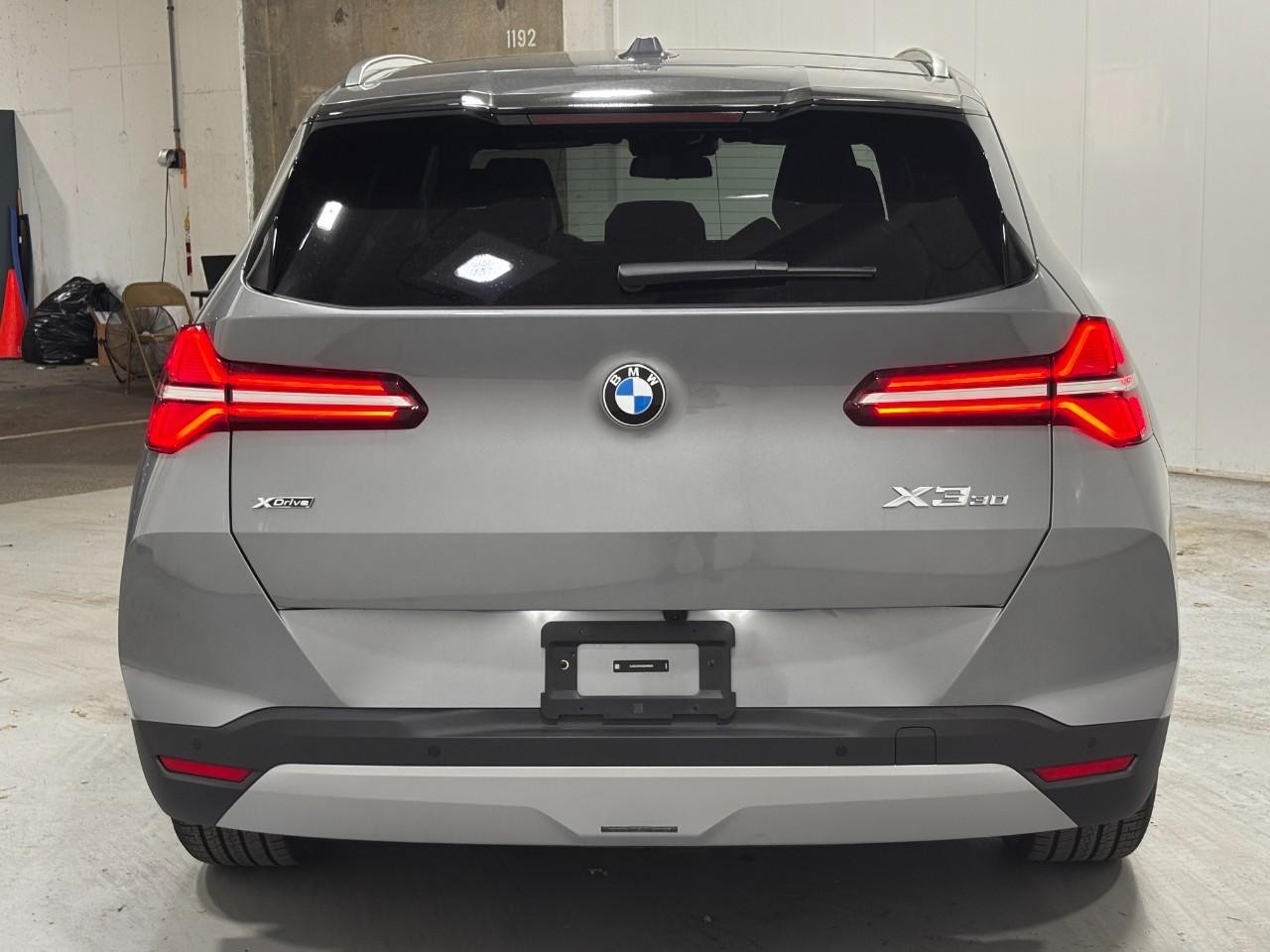 BMW X3 Vehicle Full-screen Gallery Image 10