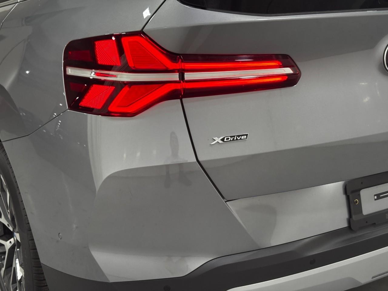 BMW X3 Vehicle Full-screen Gallery Image 11