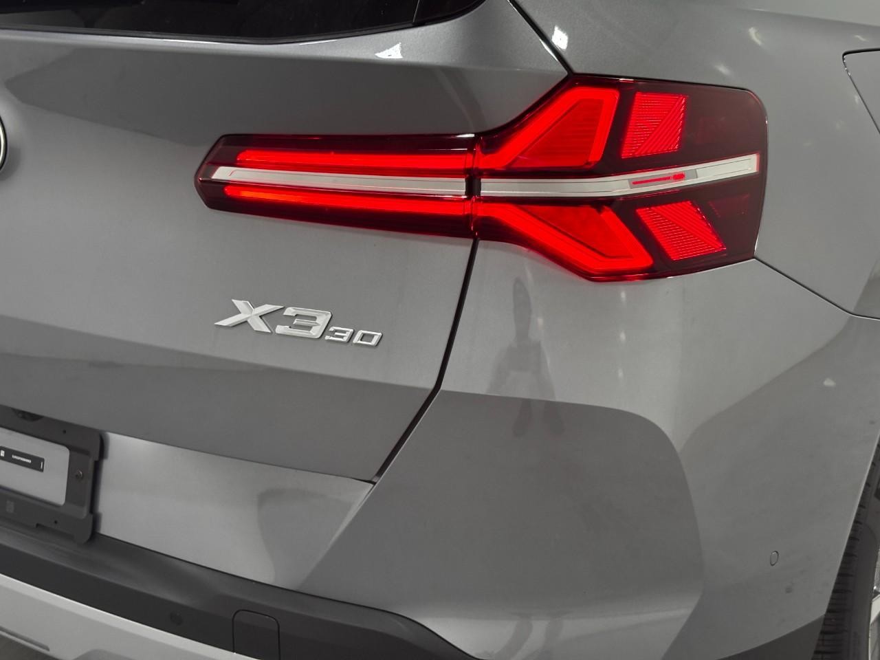 BMW X3 Vehicle Full-screen Gallery Image 12