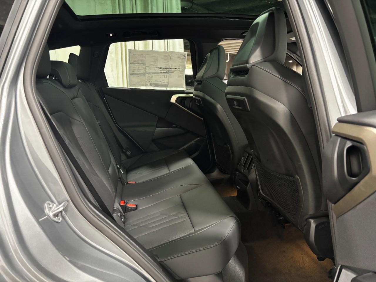 BMW X3 Vehicle Full-screen Gallery Image 13