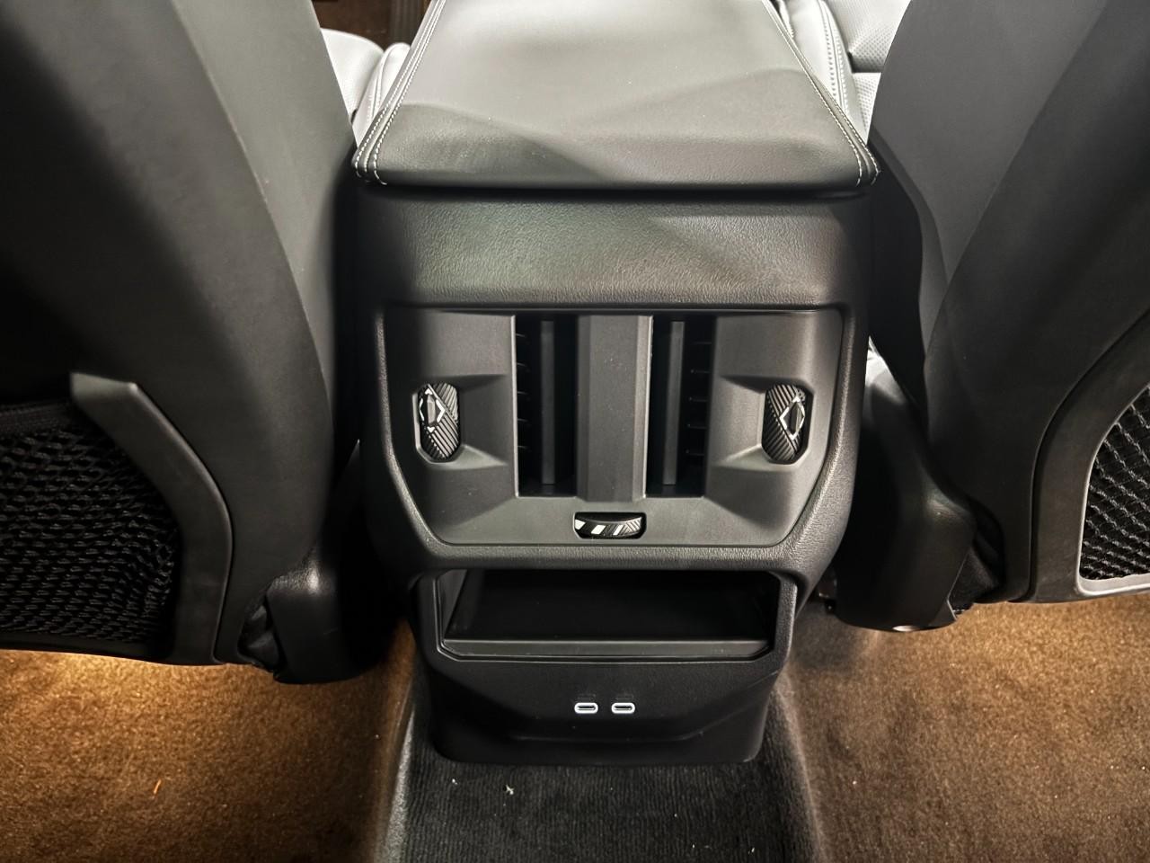 BMW X3 Vehicle Full-screen Gallery Image 18