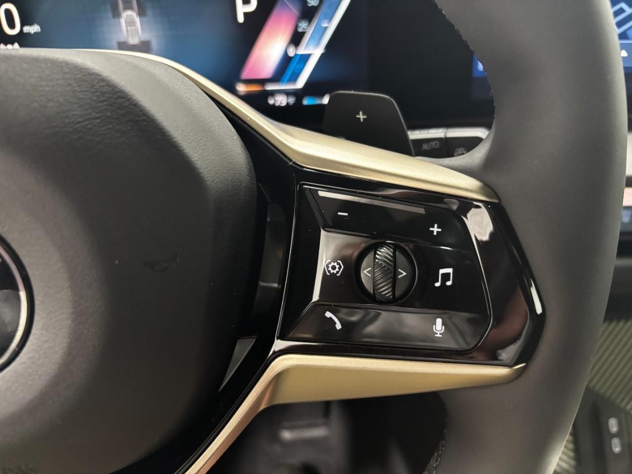 BMW X3 Vehicle Full-screen Gallery Image 23