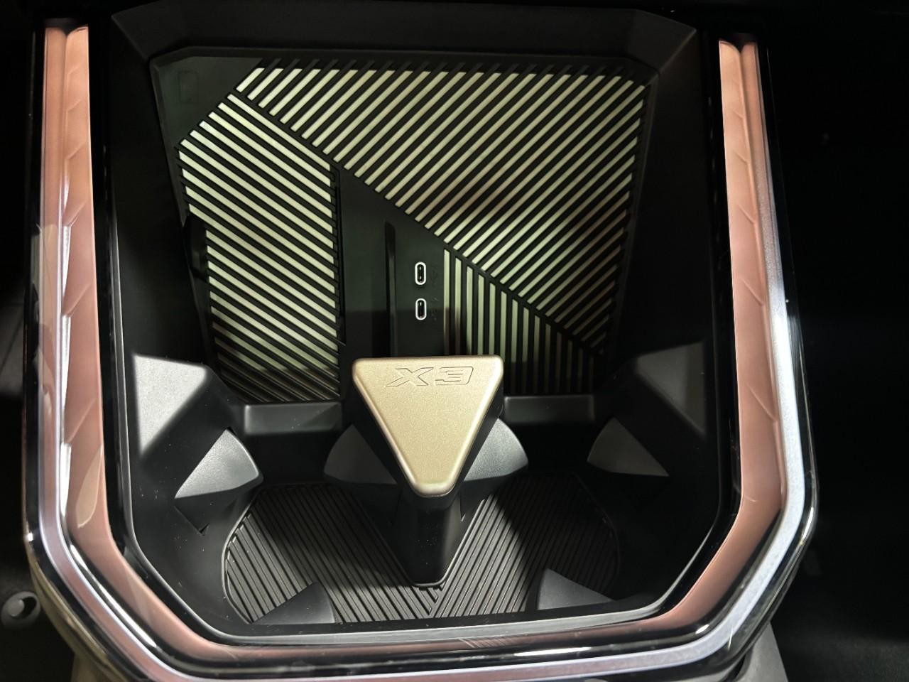 BMW X3 Vehicle Full-screen Gallery Image 28