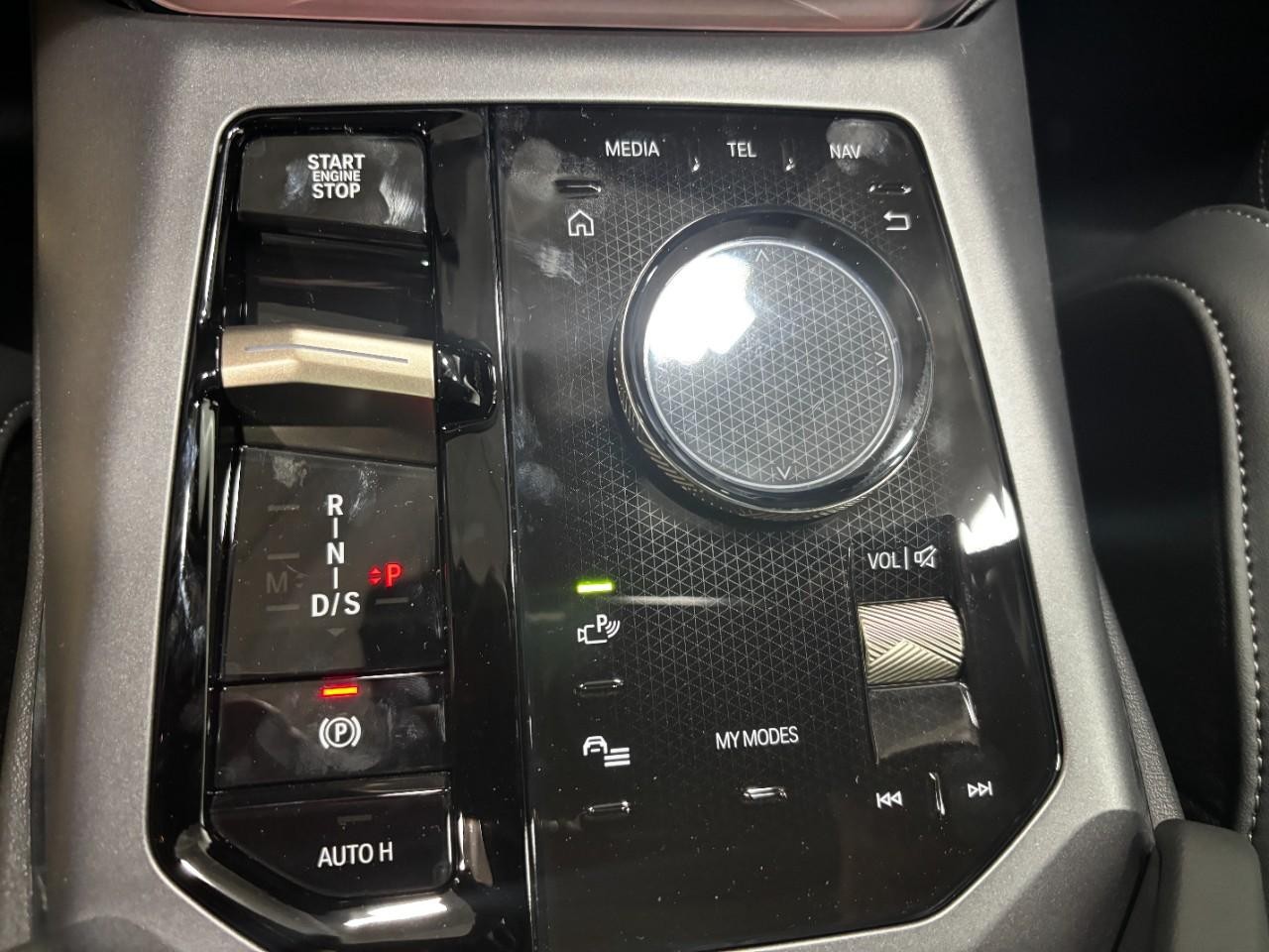 BMW X3 Vehicle Full-screen Gallery Image 29