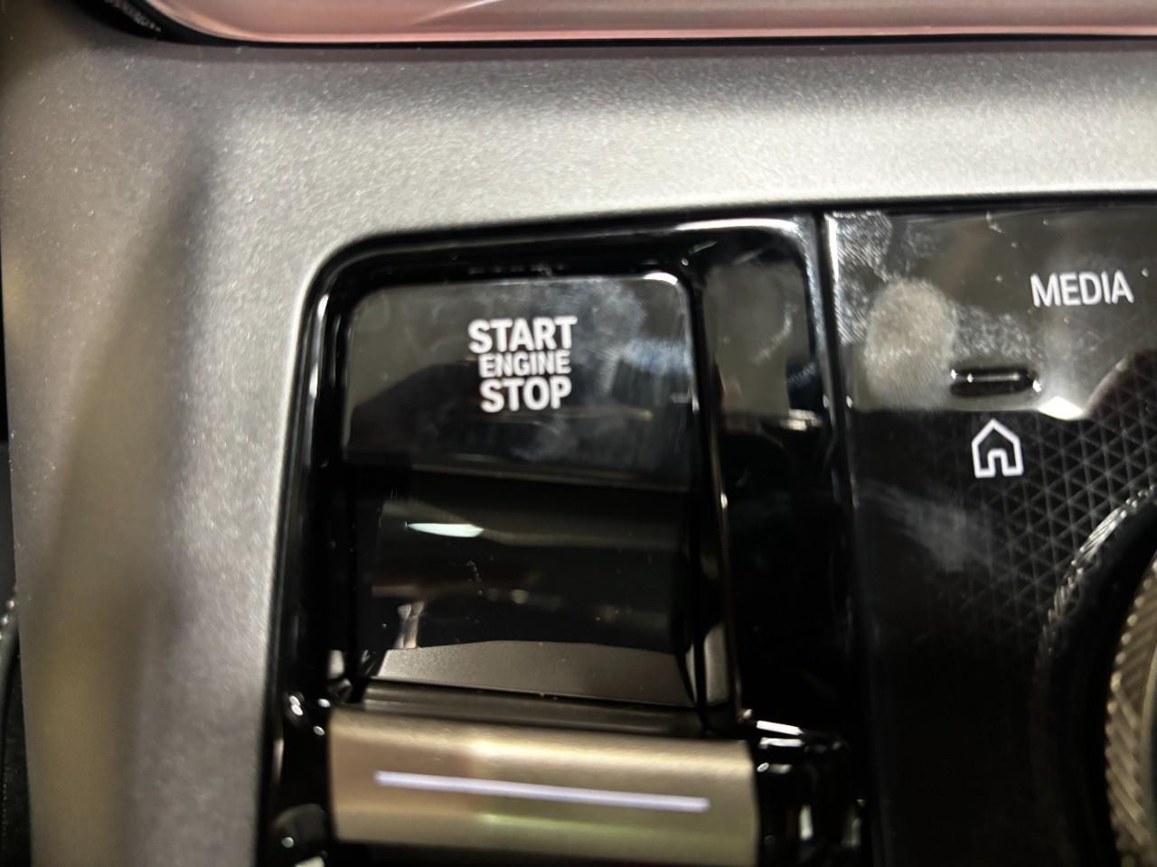 BMW X3 Vehicle Full-screen Gallery Image 30