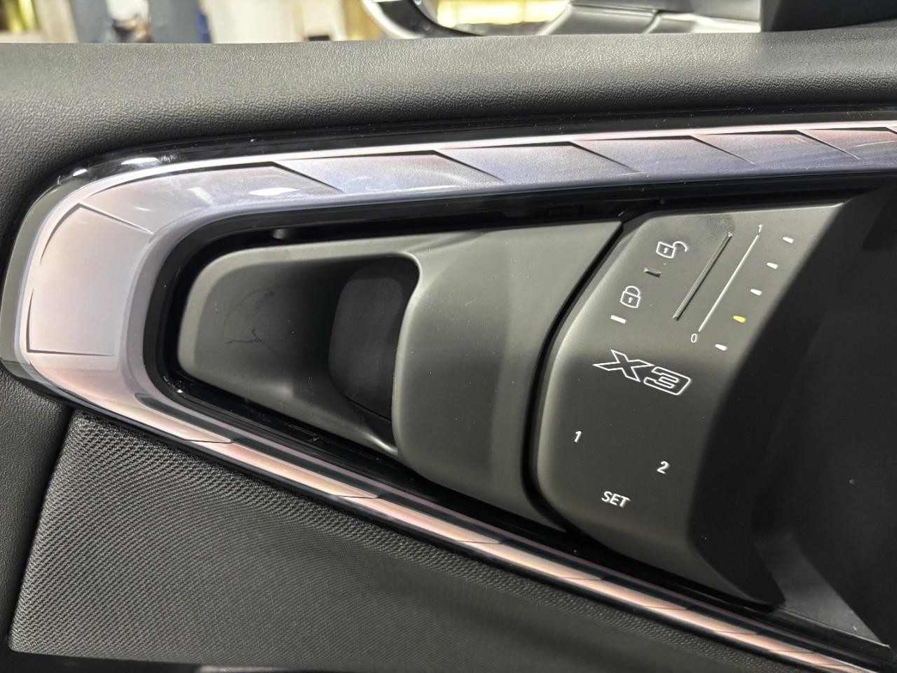 BMW X3 Vehicle Full-screen Gallery Image 32