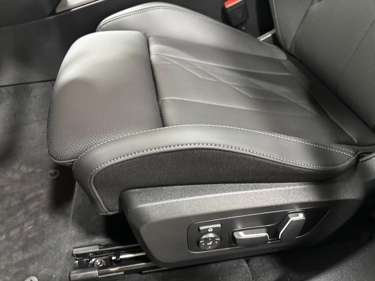 BMW X3 Vehicle Full-screen Gallery Image 34