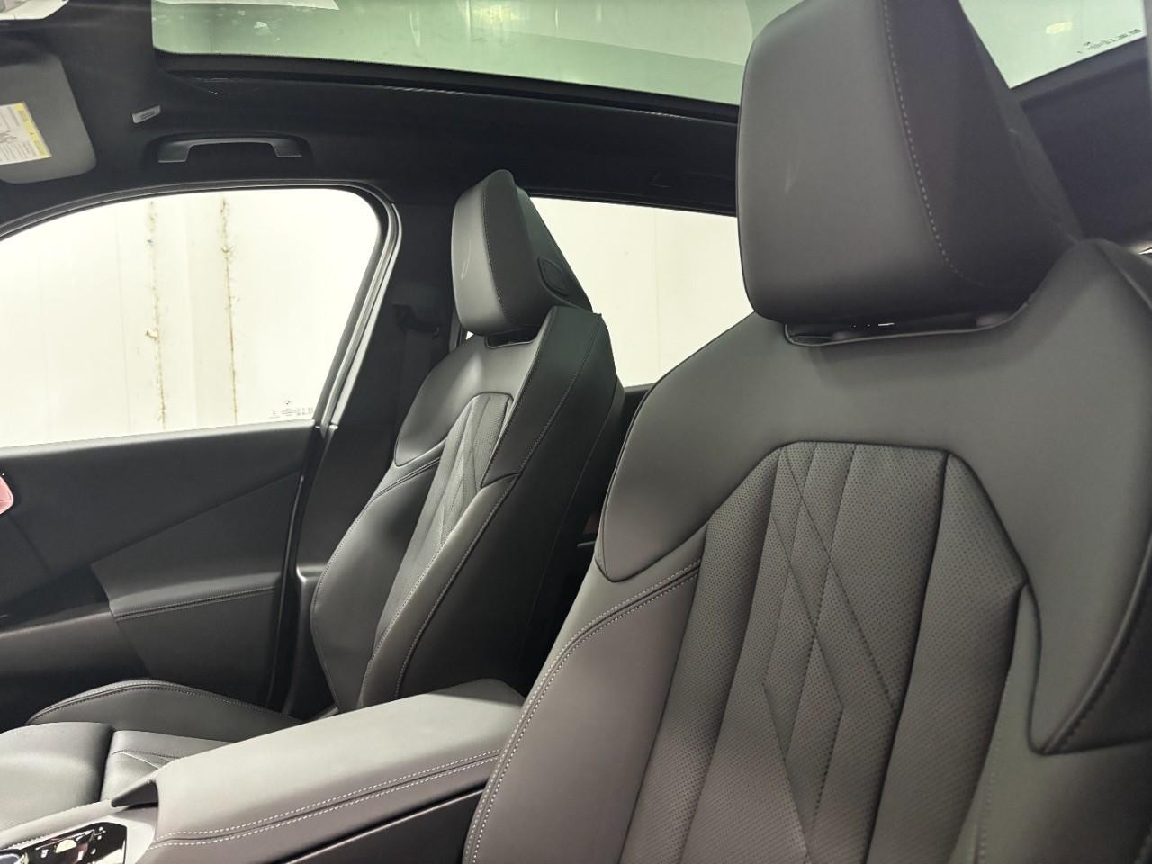 BMW X3 Vehicle Full-screen Gallery Image 35