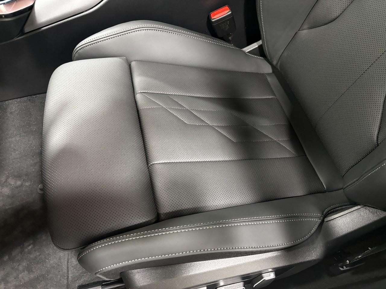 BMW X3 Vehicle Full-screen Gallery Image 36