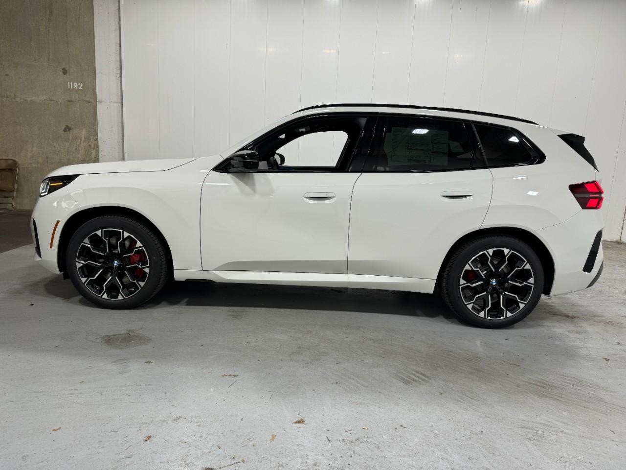 BMW X3 Vehicle Full-screen Gallery Image 2