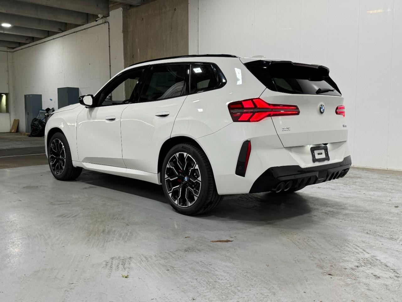 BMW X3 Vehicle Full-screen Gallery Image 3