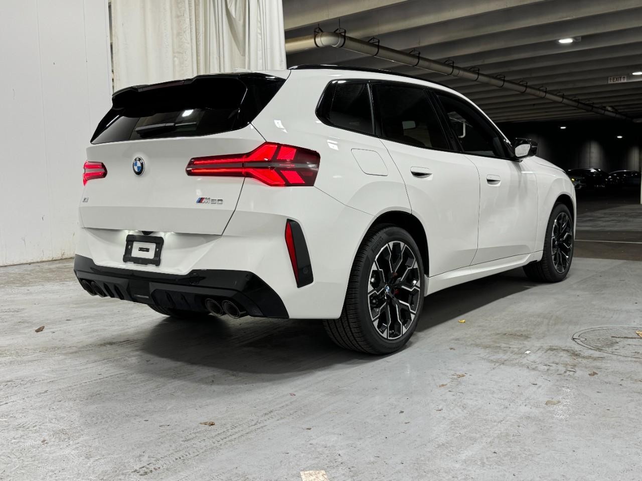 BMW X3 Vehicle Full-screen Gallery Image 4