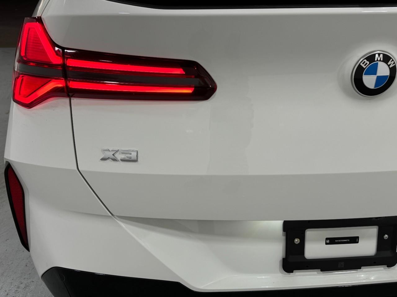 BMW X3 Vehicle Full-screen Gallery Image 10