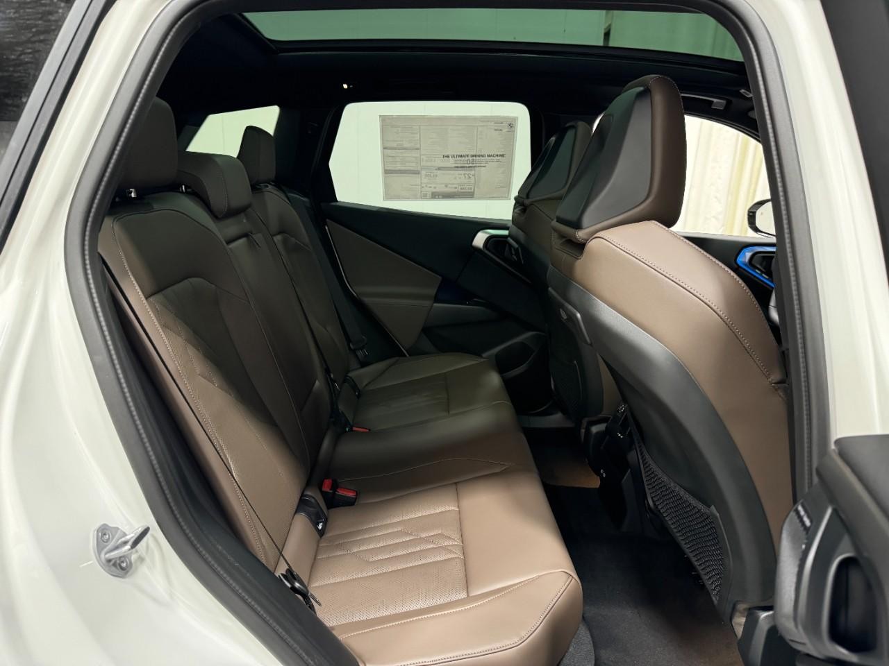 BMW X3 Vehicle Full-screen Gallery Image 13