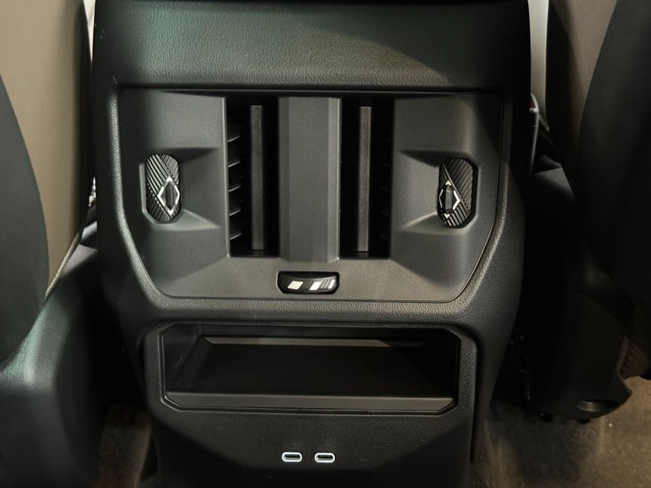 BMW X3 Vehicle Full-screen Gallery Image 14