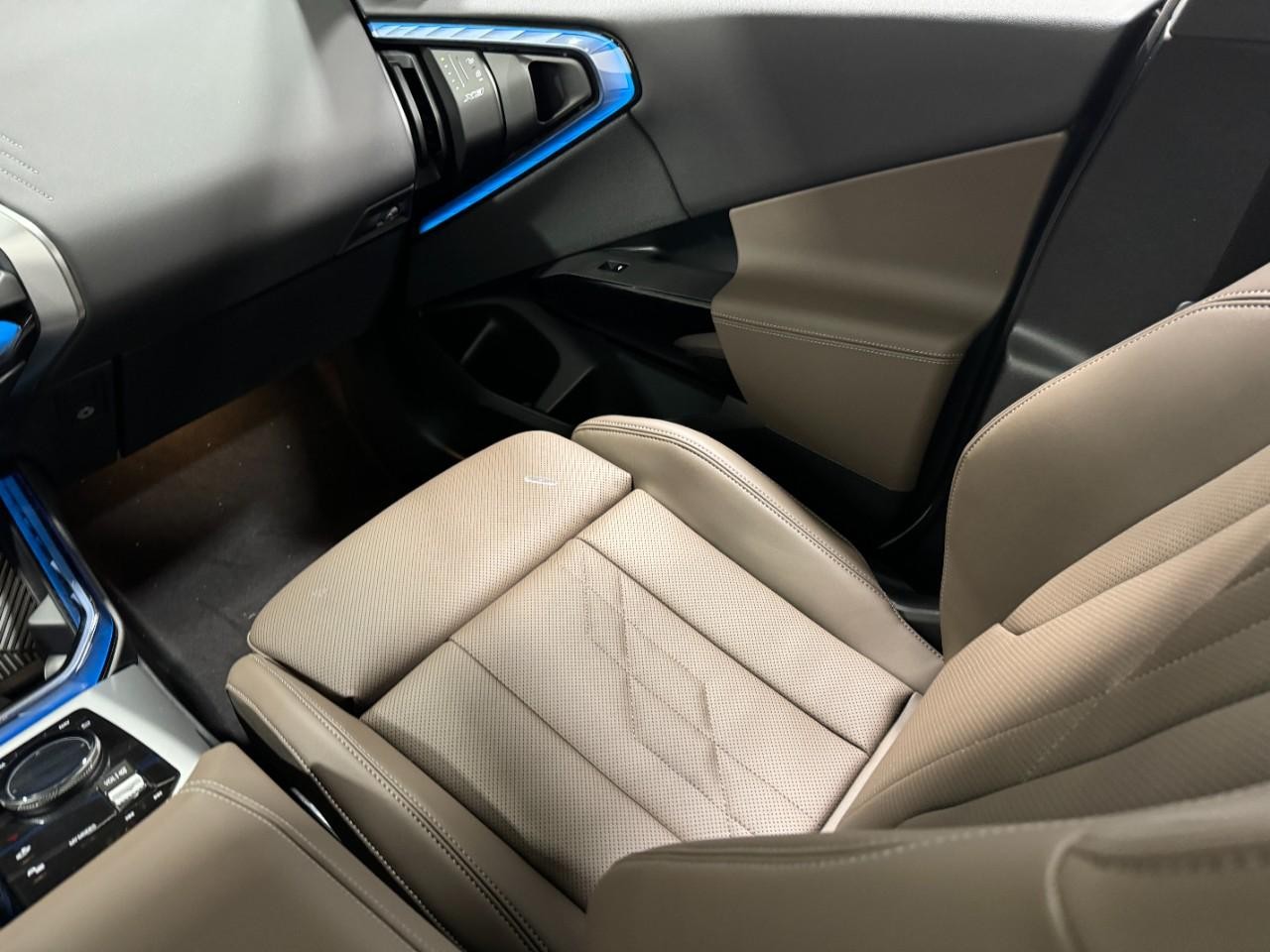 BMW X3 Vehicle Full-screen Gallery Image 21