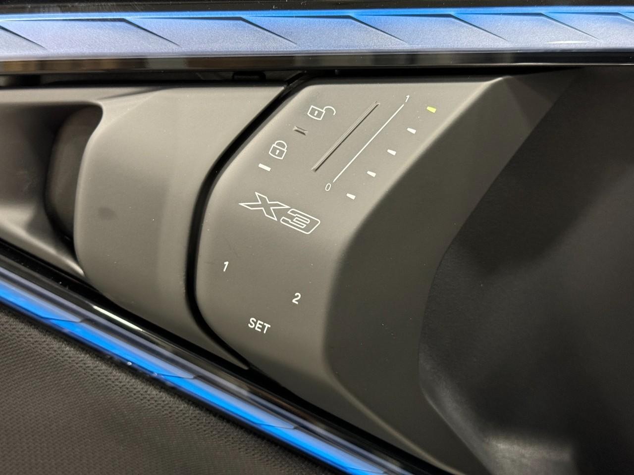 BMW X3 Vehicle Full-screen Gallery Image 23