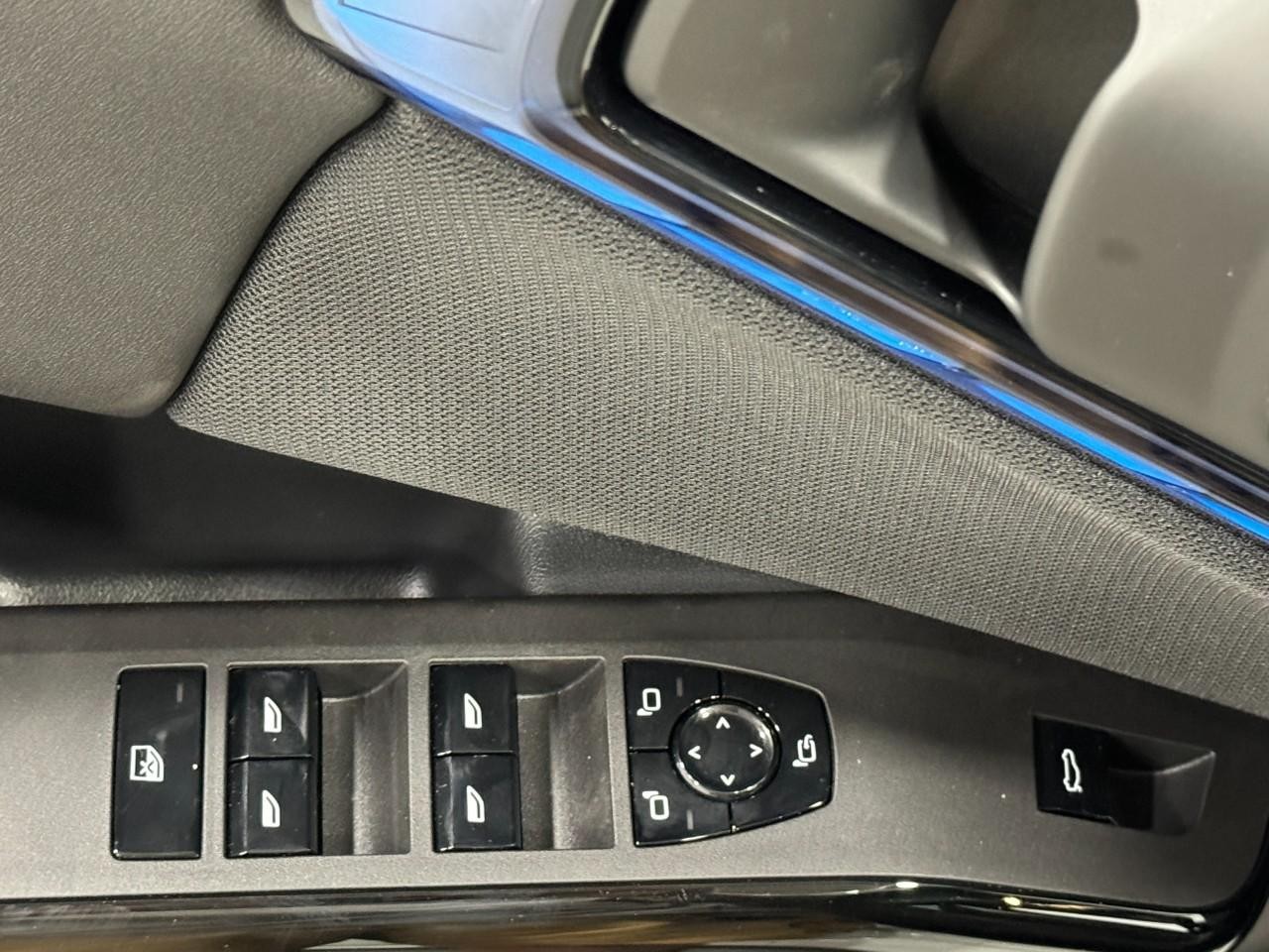 BMW X3 Vehicle Full-screen Gallery Image 24