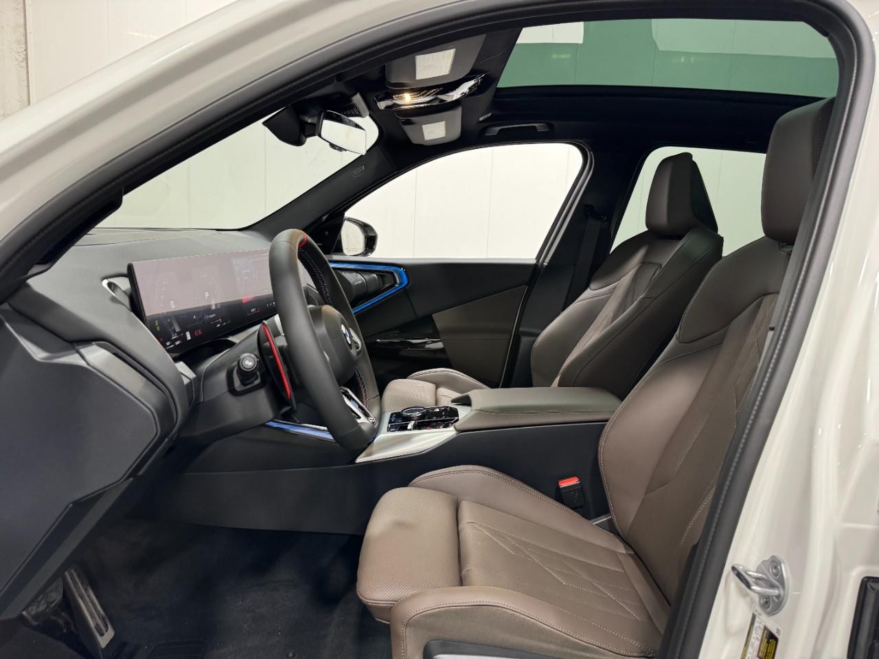 BMW X3 Vehicle Full-screen Gallery Image 25