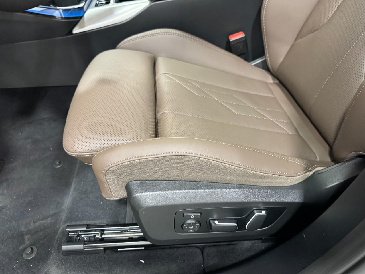 BMW X3 Vehicle Full-screen Gallery Image 26