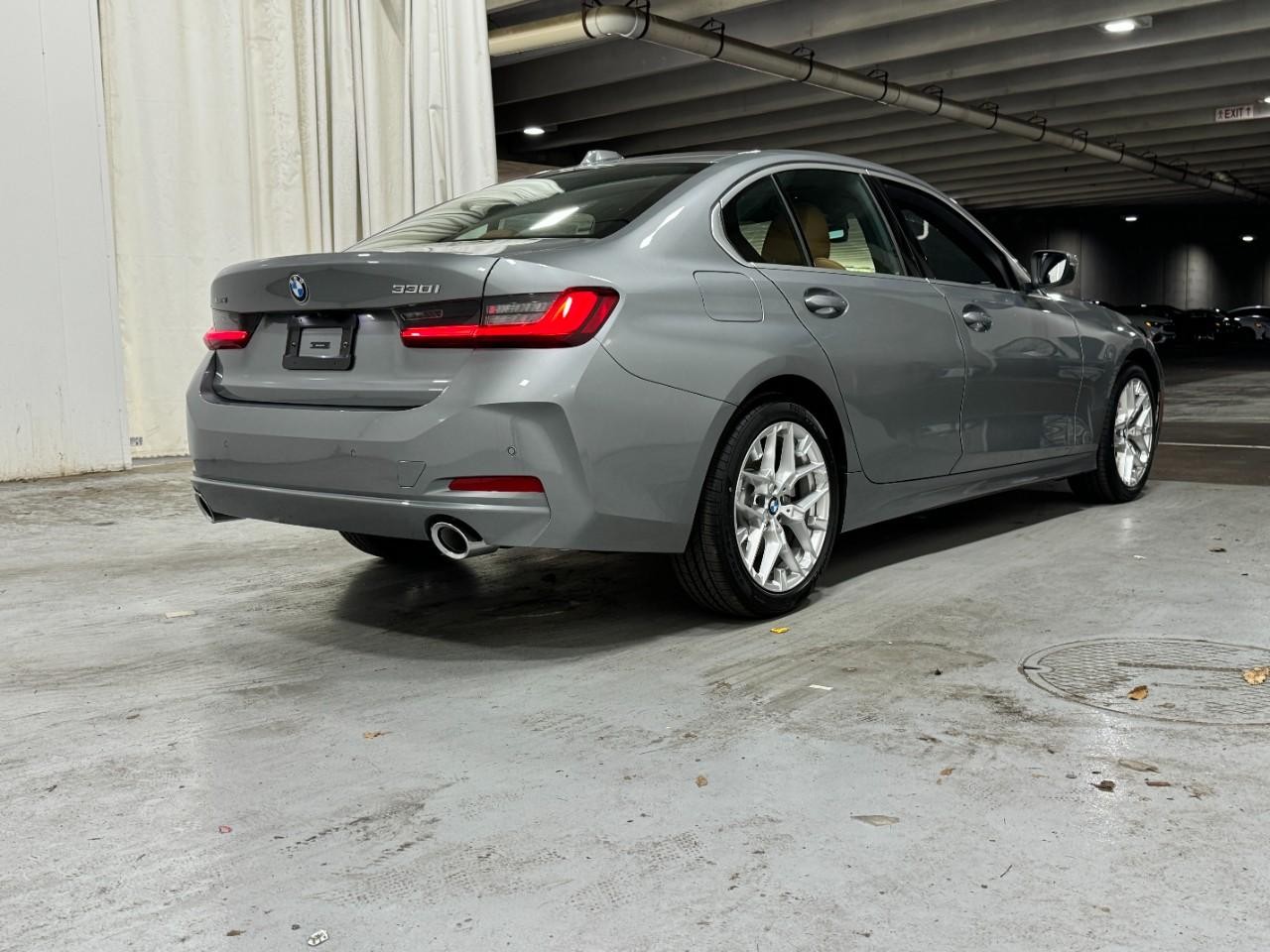 BMW 3 Series Vehicle Full-screen Gallery Image 4