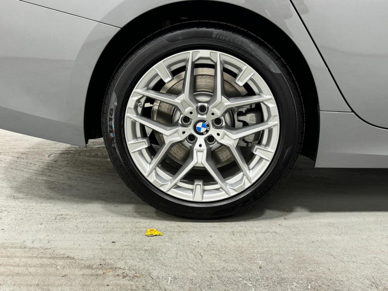 BMW 3 Series Vehicle Full-screen Gallery Image 5