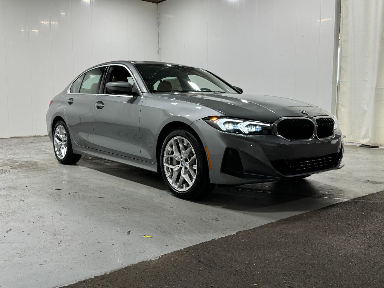 BMW 3 Series Vehicle Full-screen Gallery Image 6